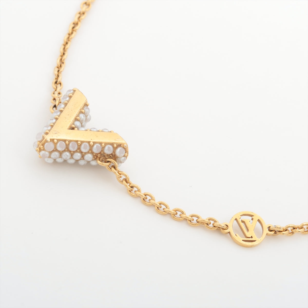 Louis Vuitton V Essential Pearl Bracelet (Costume Jewellery)