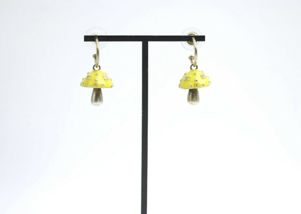 Chanel Vintage 03S Metal Yellow Mushroom Grain Hoop Stud Earrings