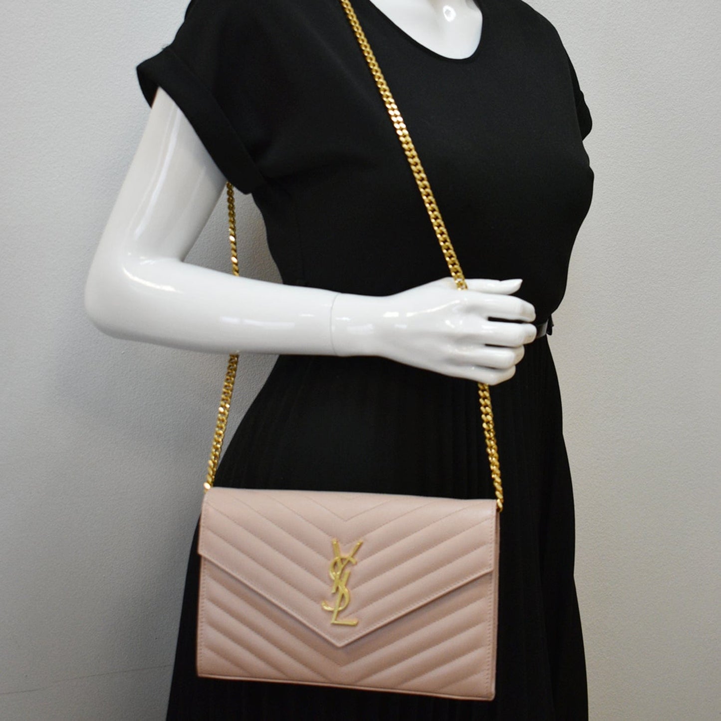 YVES SAINT LAURENT Grain De Poudre Chain Wallet Pink