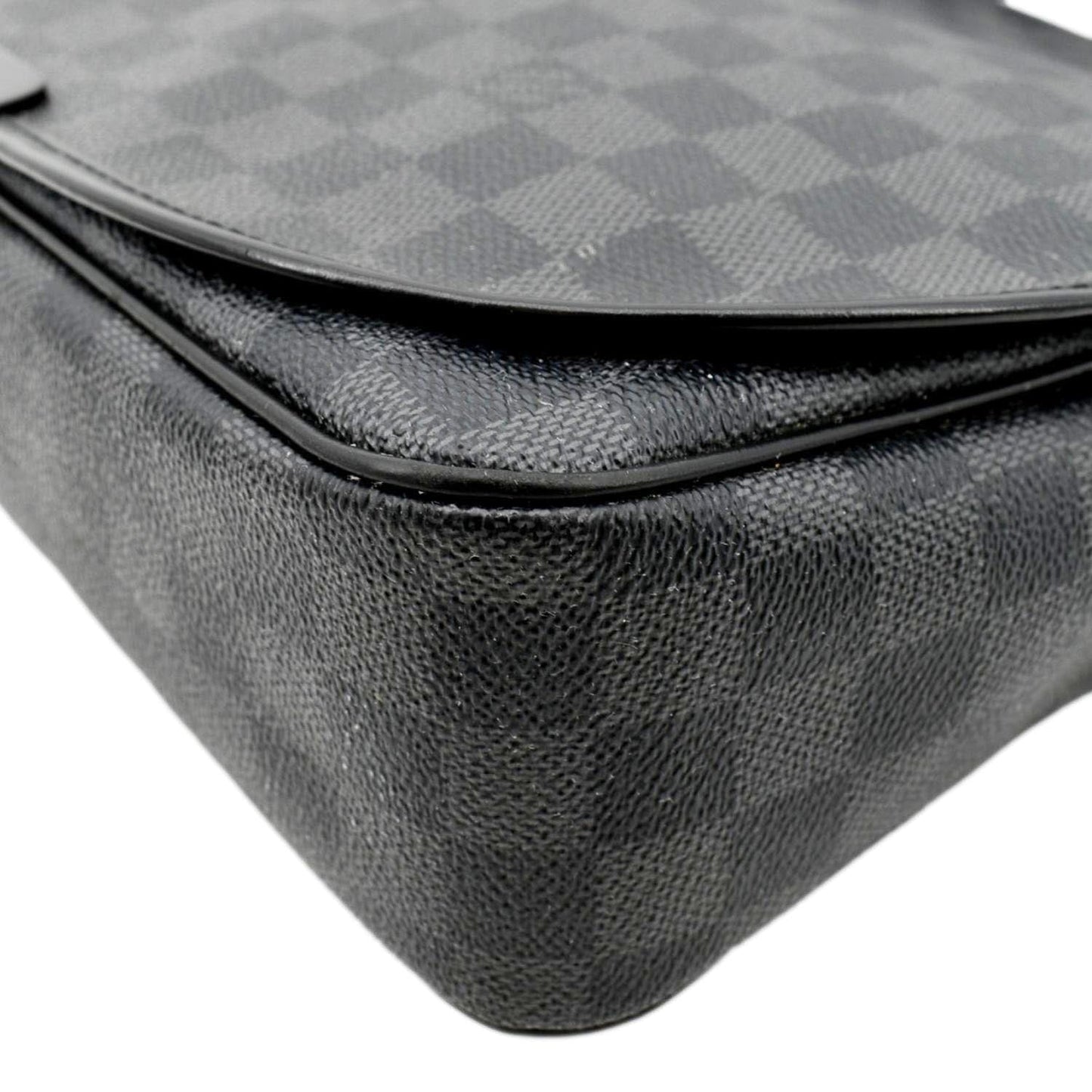 LOUIS VUITTON District MM Damier Graphite Messenger Bag Black
