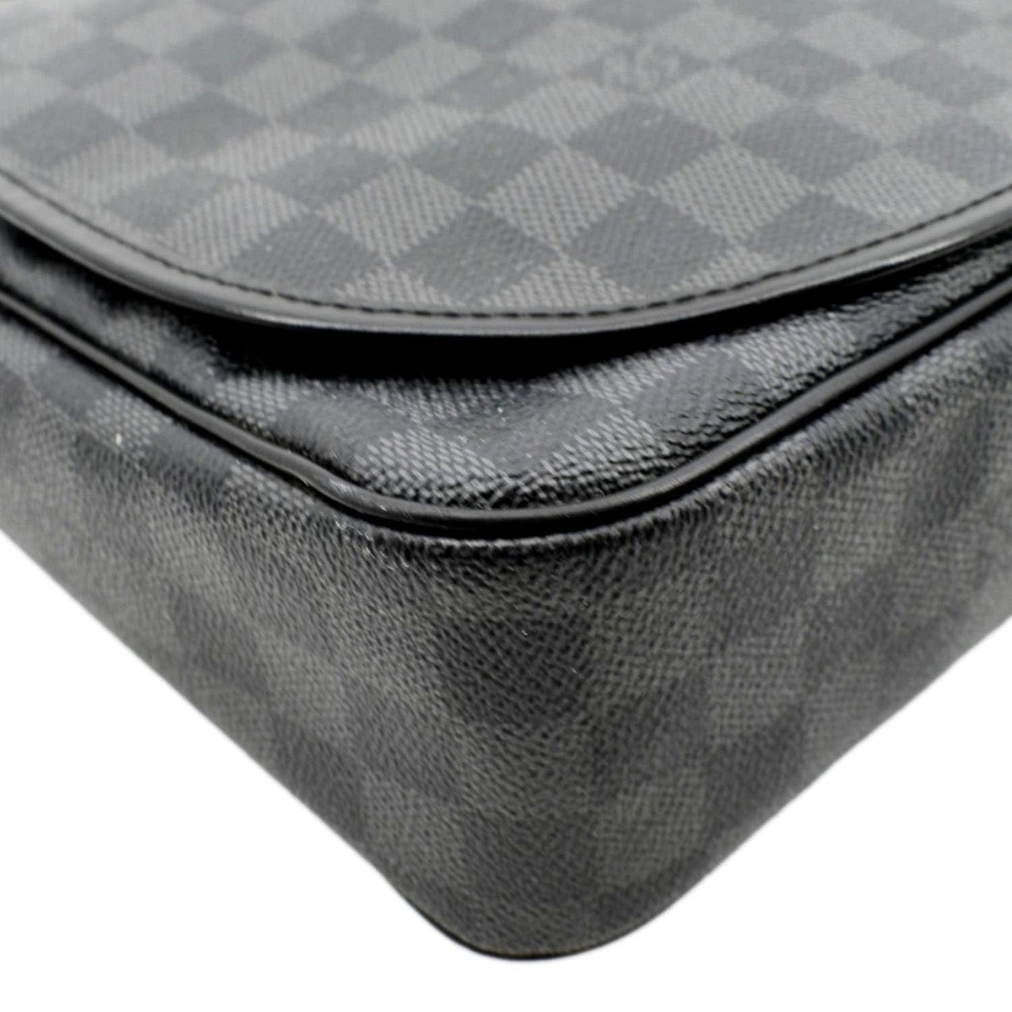 LOUIS VUITTON District MM Damier Graphite Messenger Bag Black