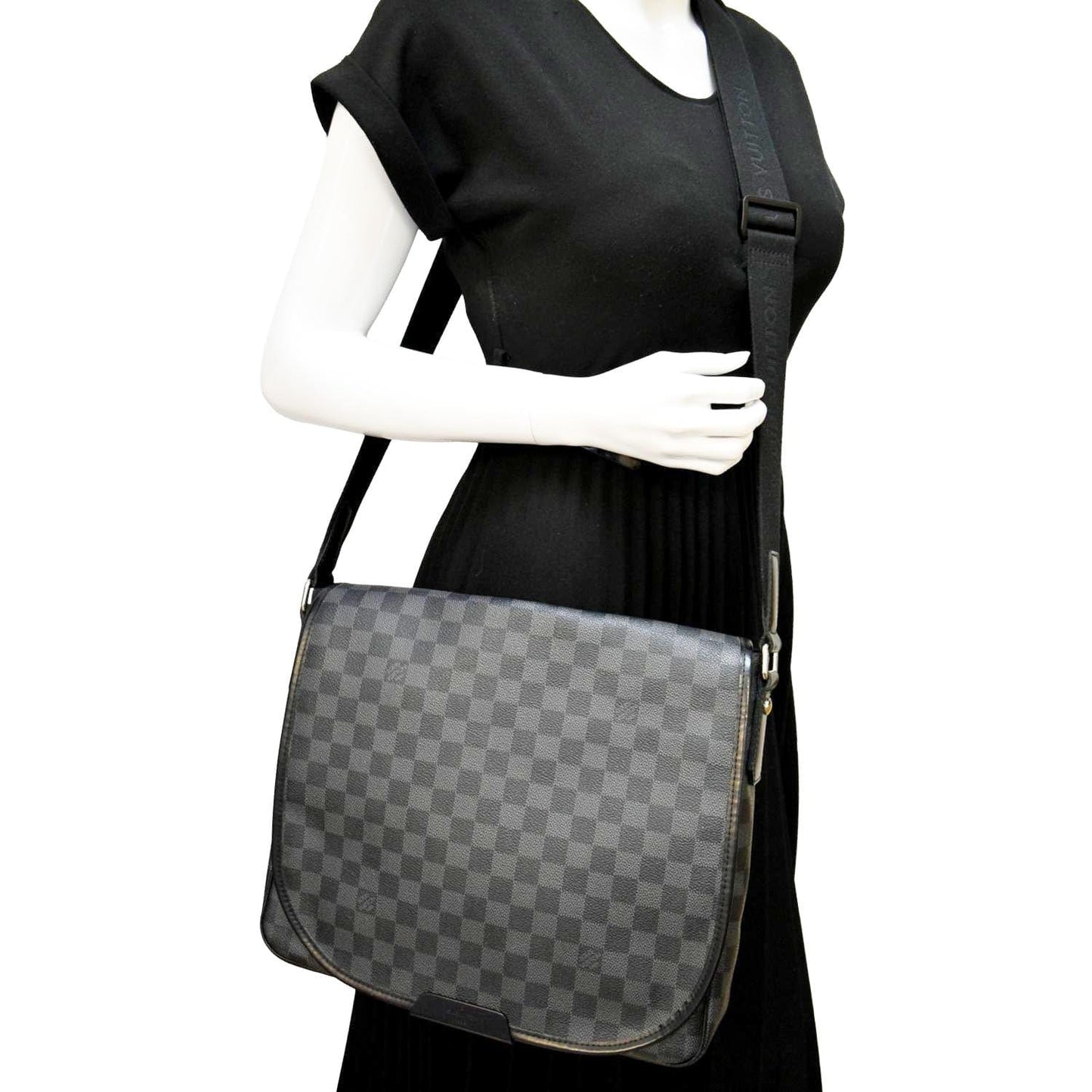LOUIS VUITTON District MM Damier Graphite Messenger Bag Black