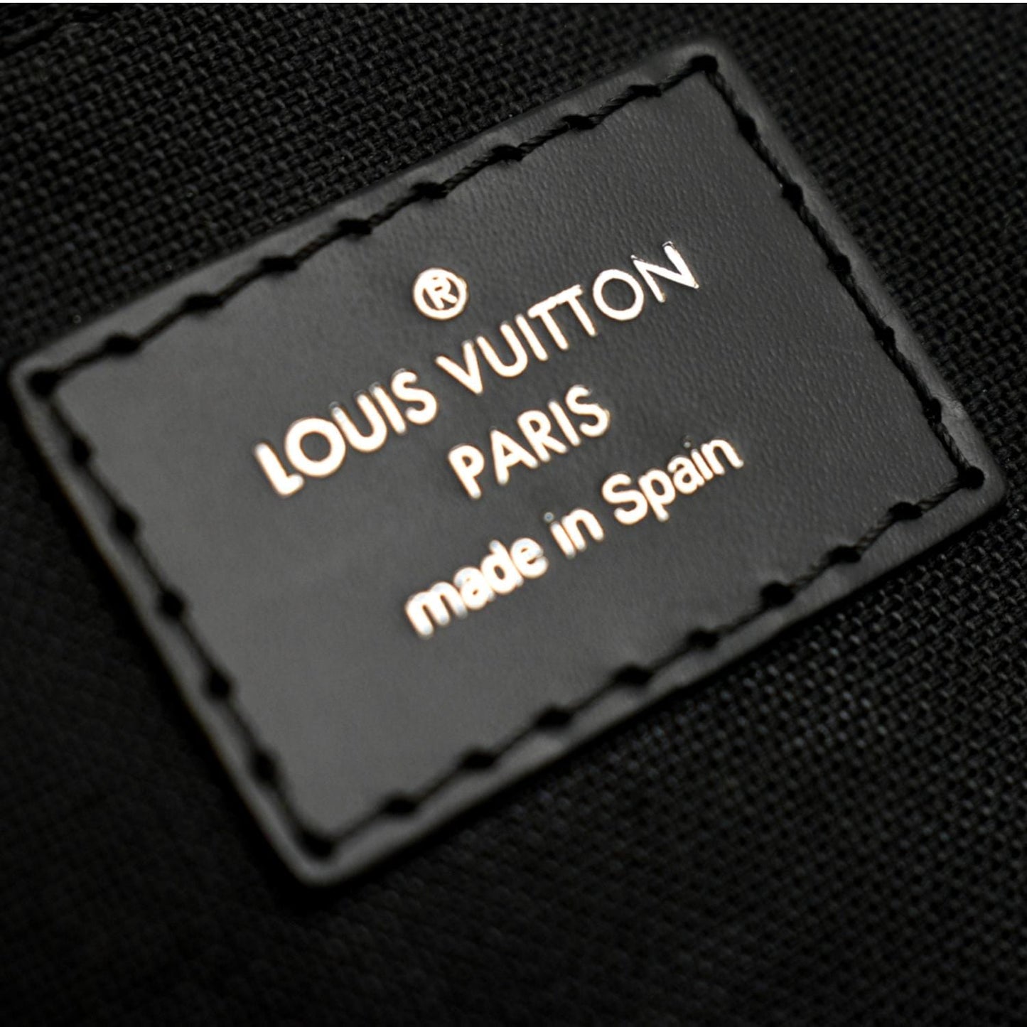 LOUIS VUITTON District MM Damier Graphite Messenger Bag Black