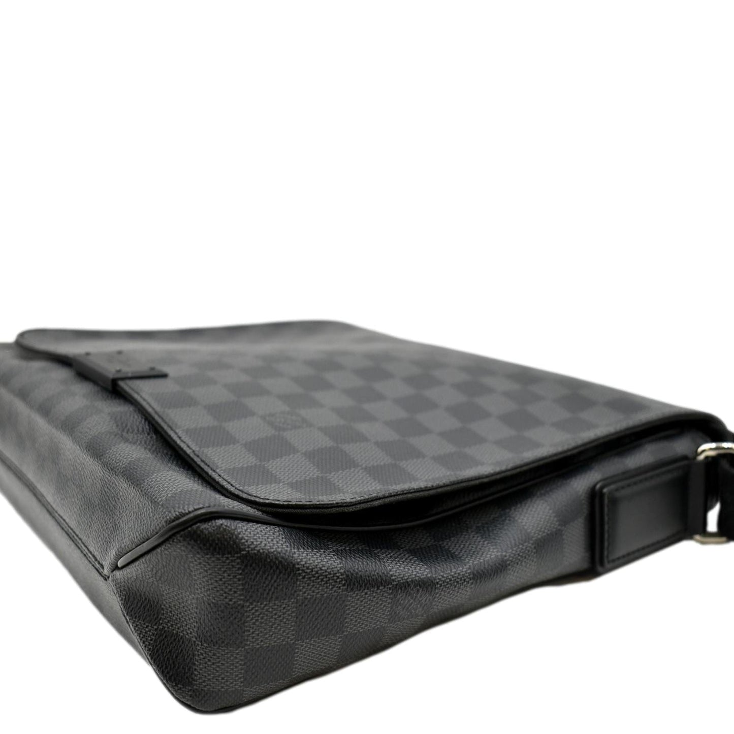 LOUIS VUITTON District MM Damier Graphite Messenger Bag Black