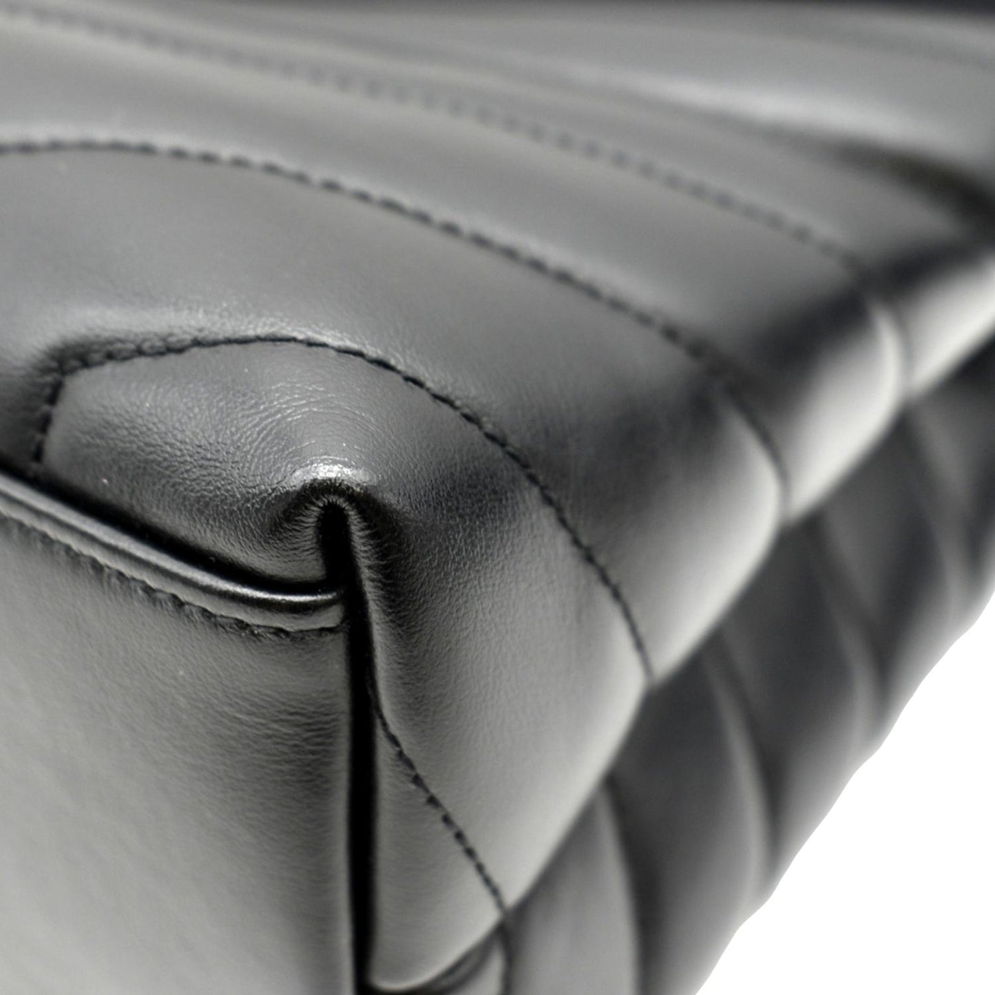 YVES SAINT LAURENT Medium Loulou Matelasse Leather Chain Shoulder Bag Black