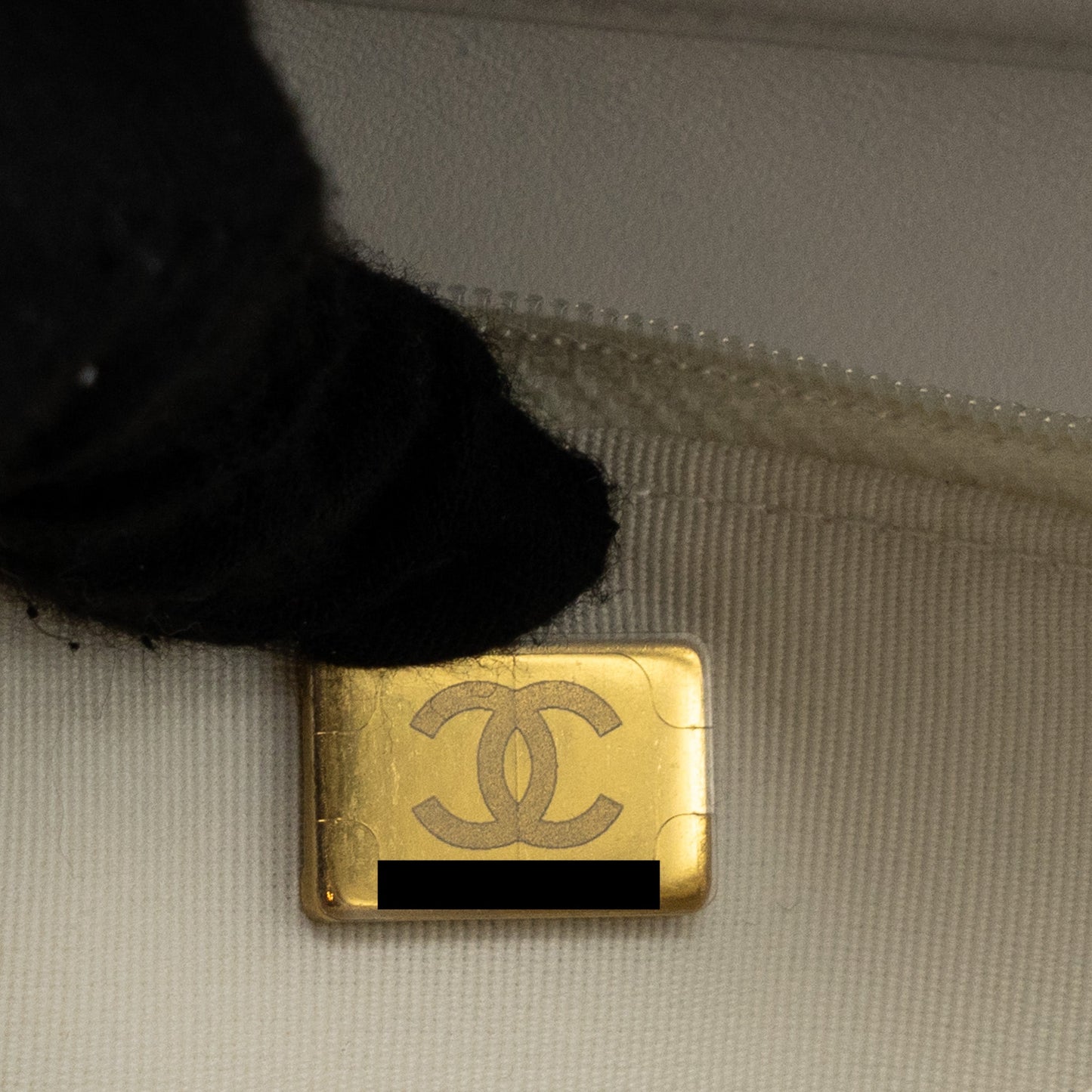 CHANEL BOY WALLET ON CHAIN CAVIAR WHITE L (Microchip)