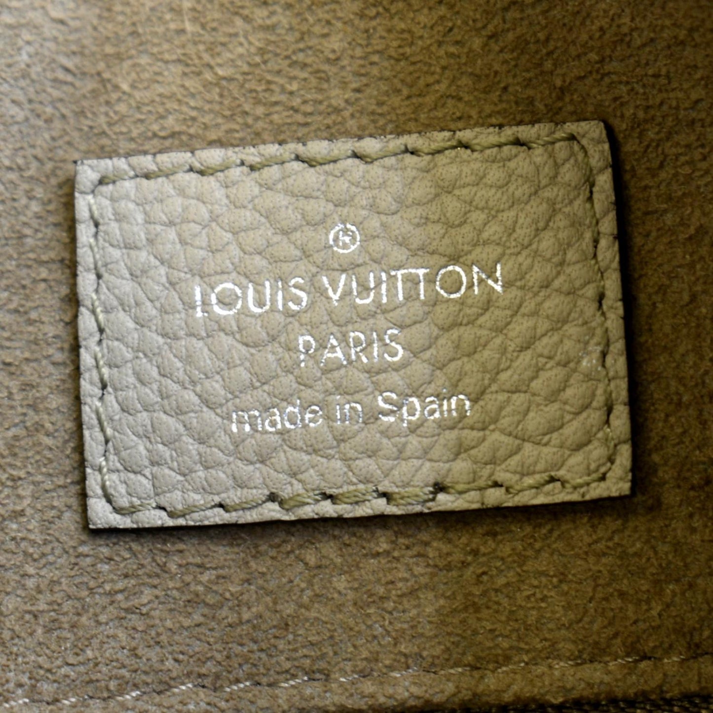 LOUIS VUITTON Beaubourg Mahina MM Leather Hobo Shoulder Bag Beige