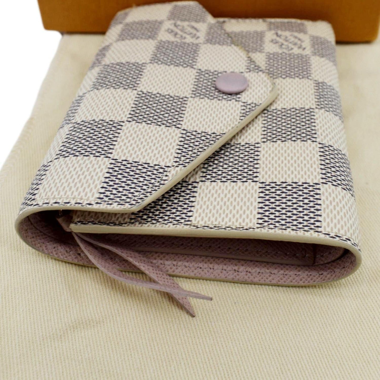 LOUIS VUITTON Victorine Damier Azur Wallet White