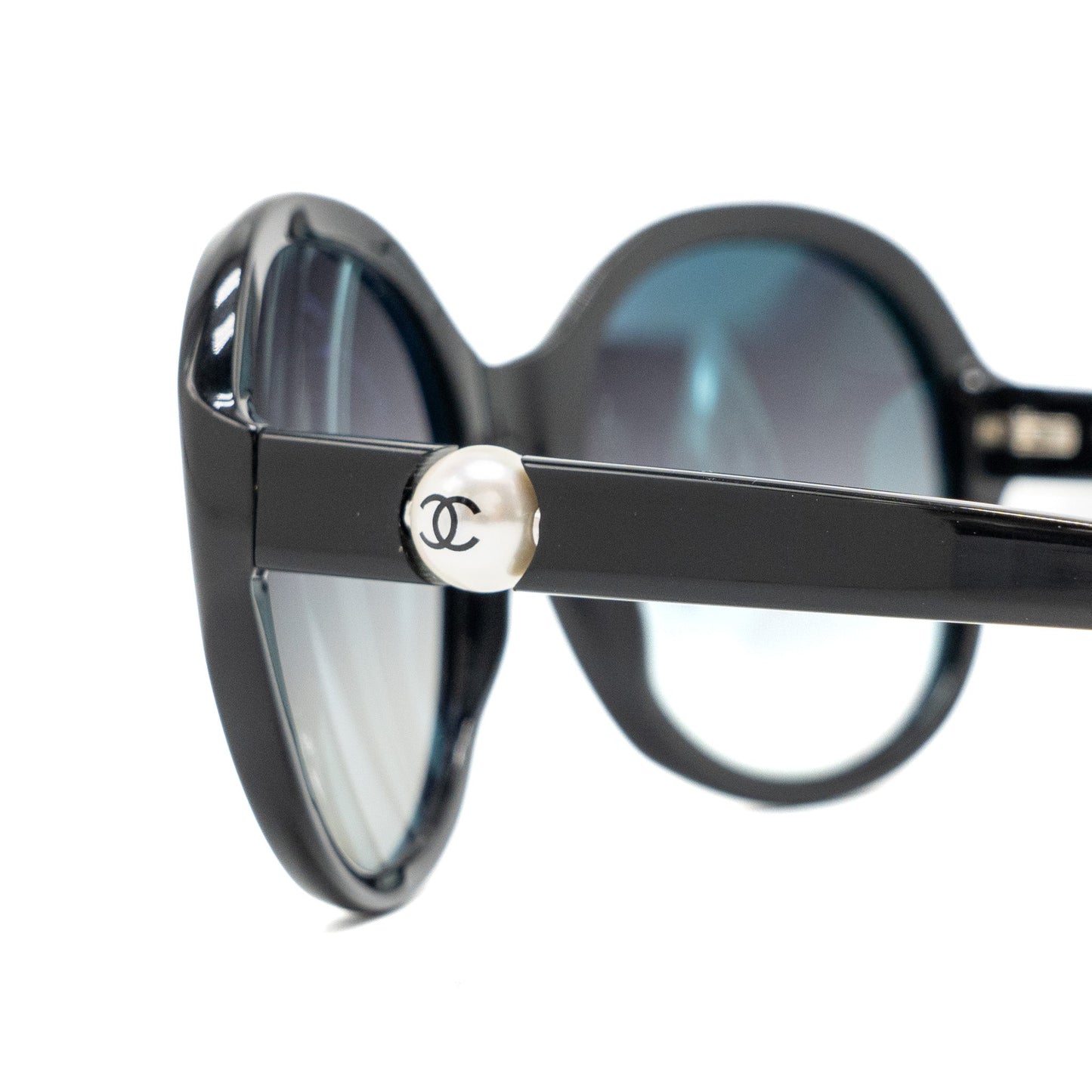Chanel sunglasses with pearl black/ white