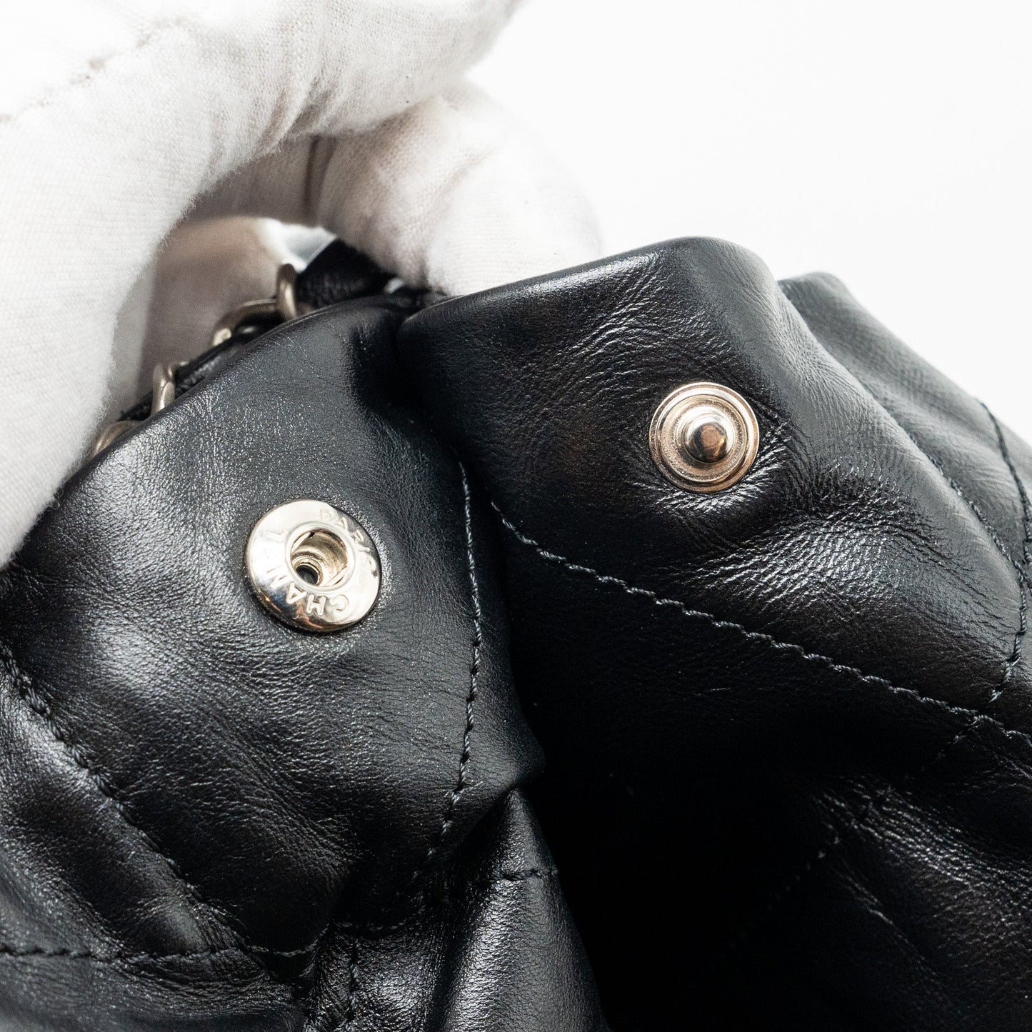 Chanel medium 22 bag Calfskin Black (Microchip)