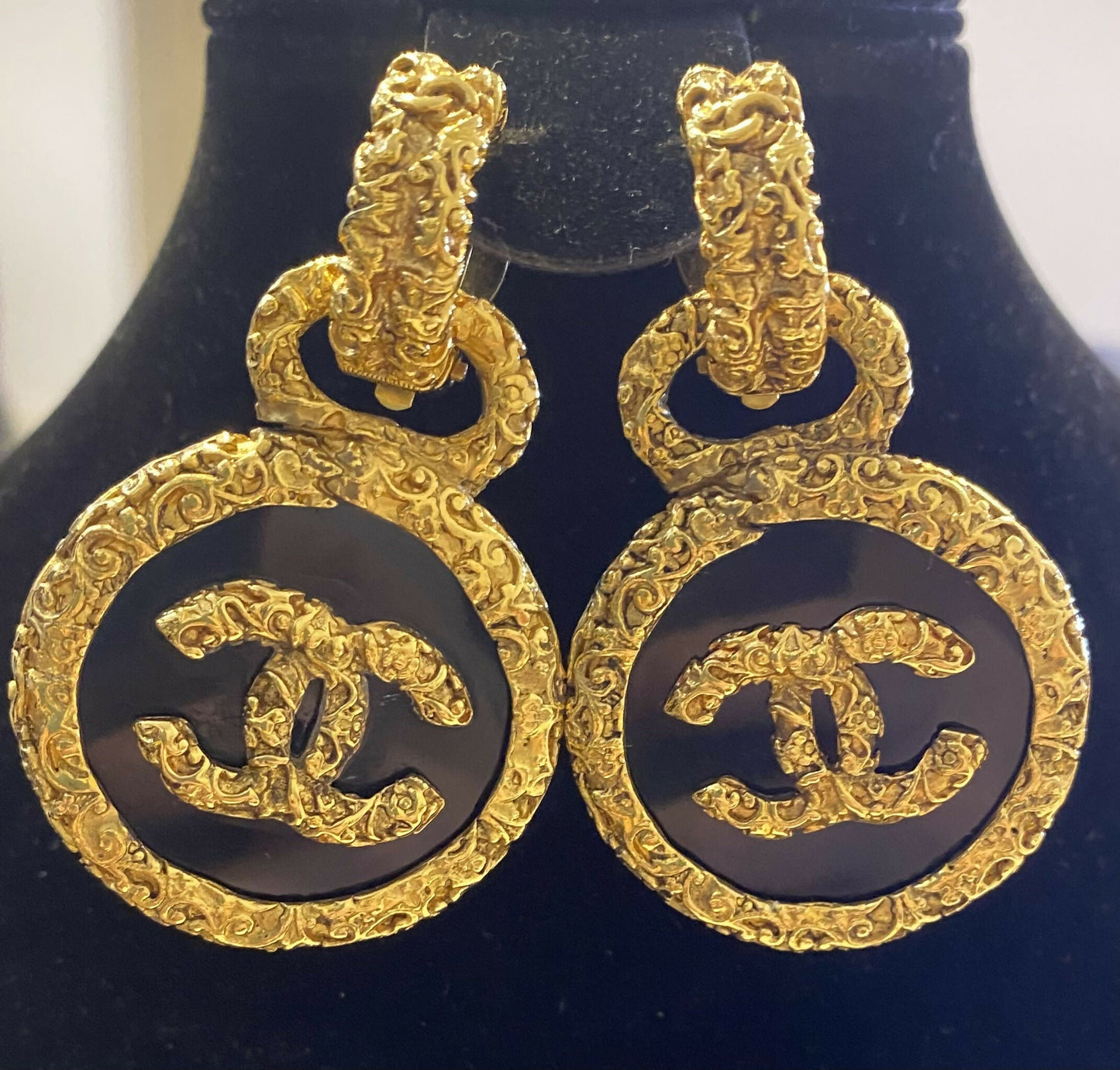 Chanel 93A Large Gold Metal Black Onyx Medallion CC Florentine Bracelet & Earrings SET