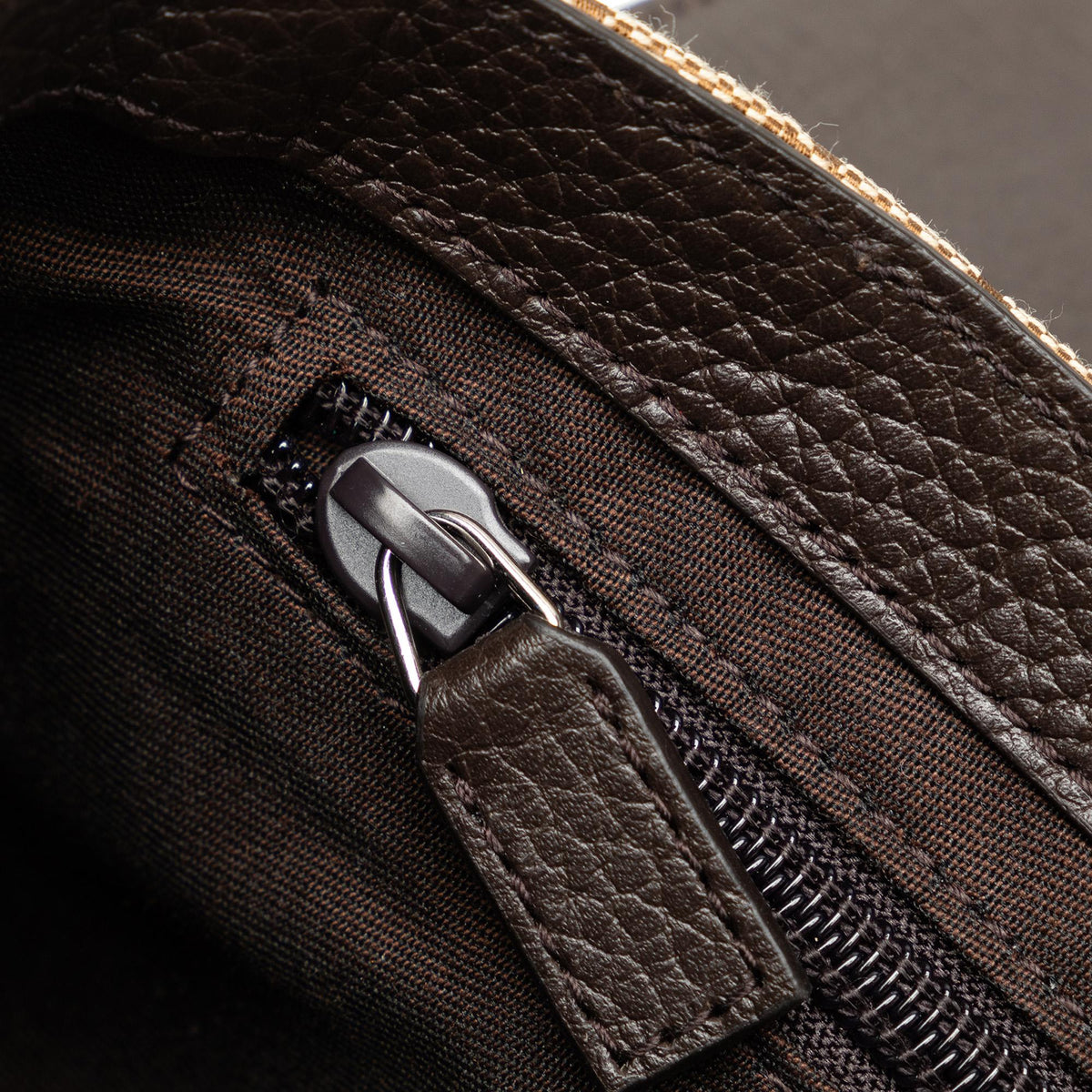 Gucci GG Canvas Crossbody Bag (SHG-aoKGif)