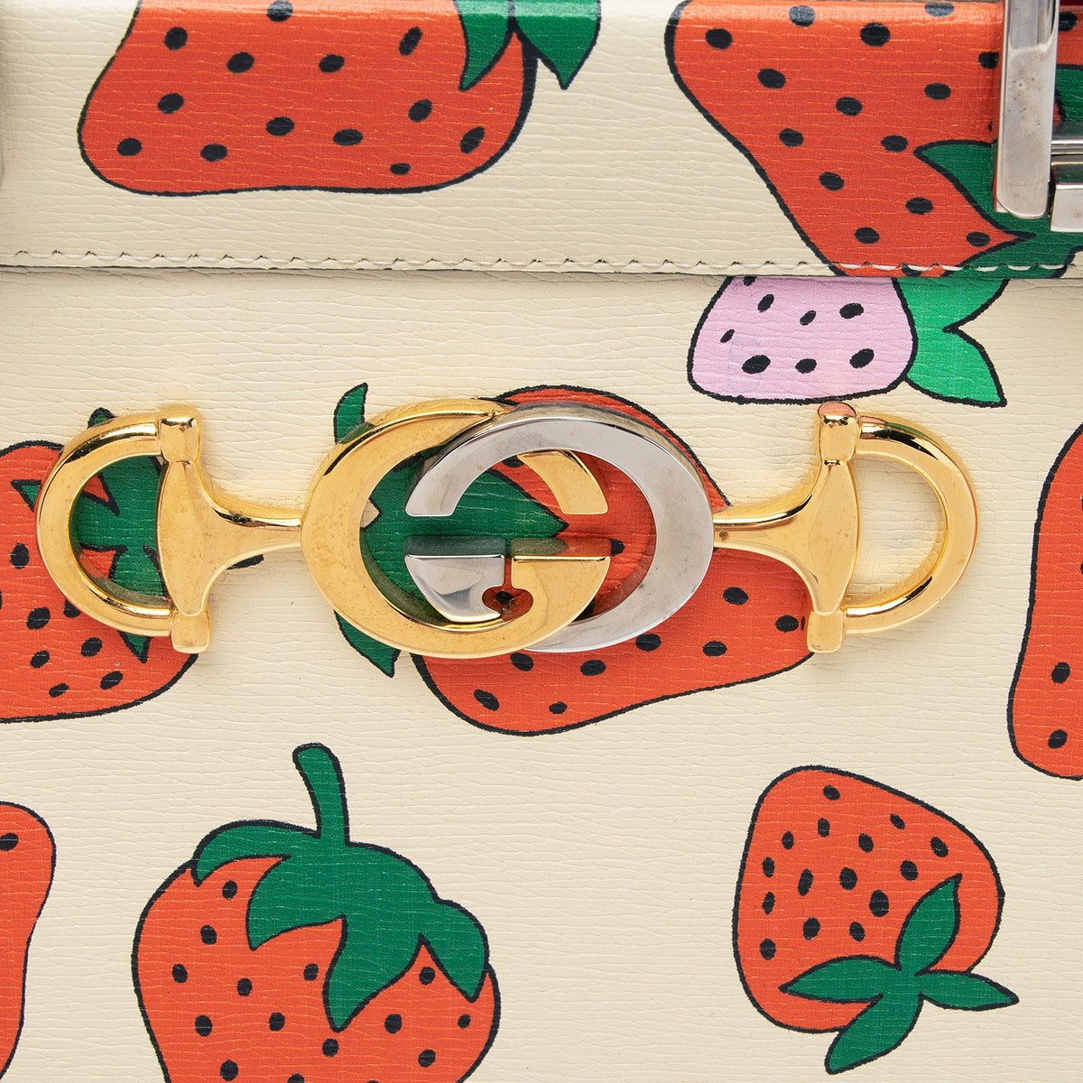 Gucci Printed Leather Strawberry Zumi Medium Tote (SHF-HJJ9pH)