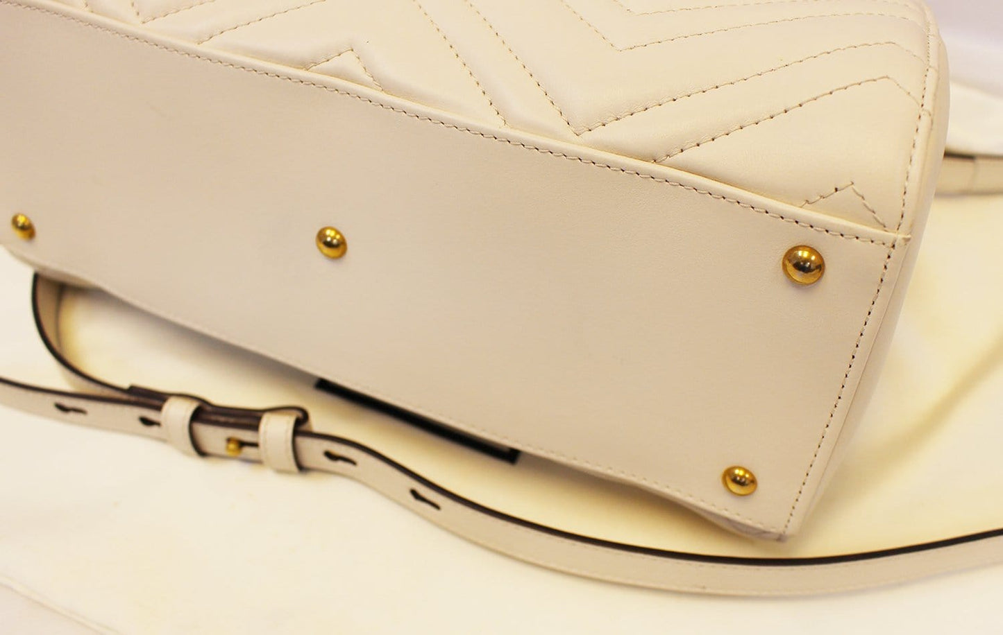 GUCCI GG Marmont small Matelass� Top Handle White Tote Bag 448054