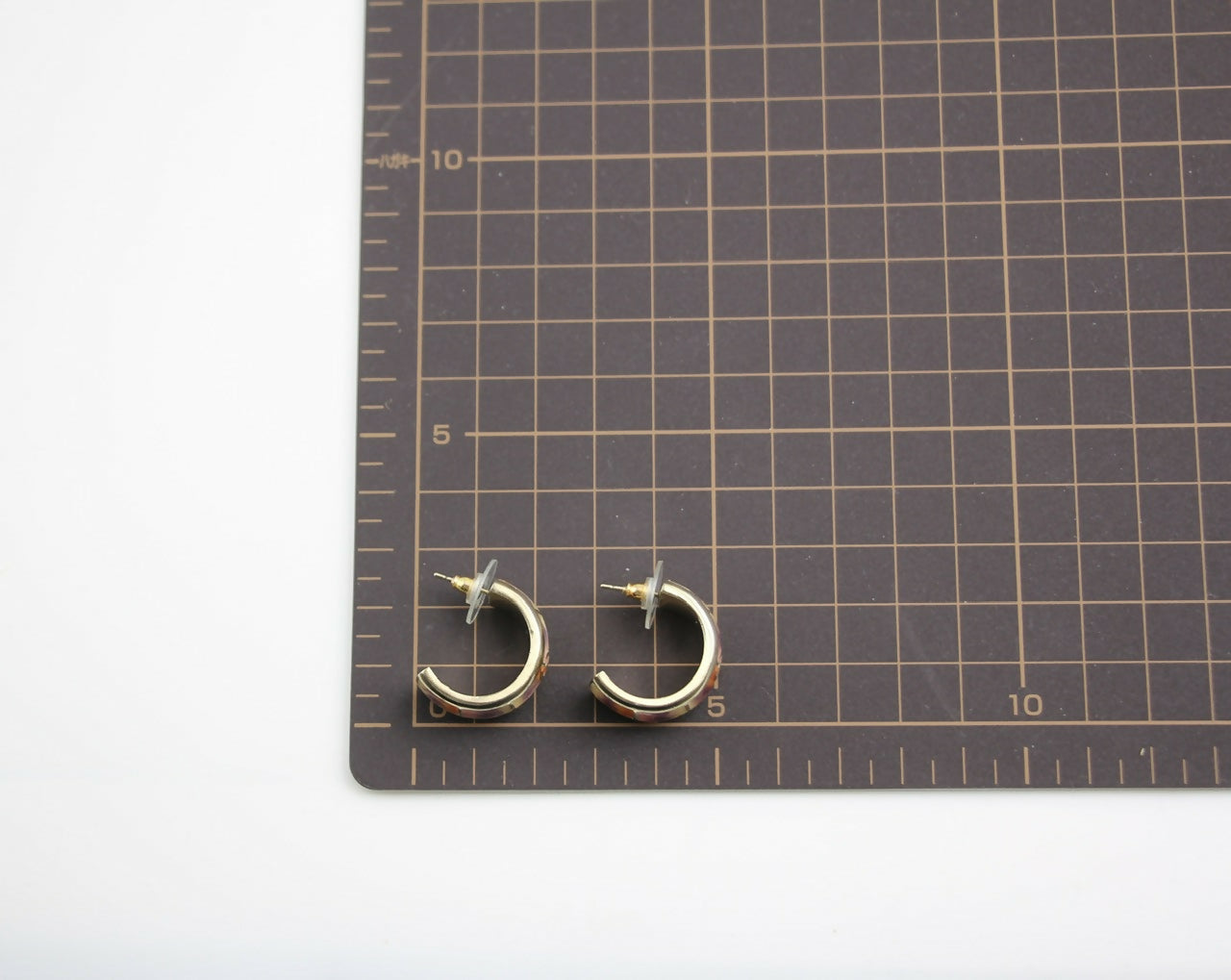 Chanel 16C Metal Purple Gradient Curved Stud Earrings