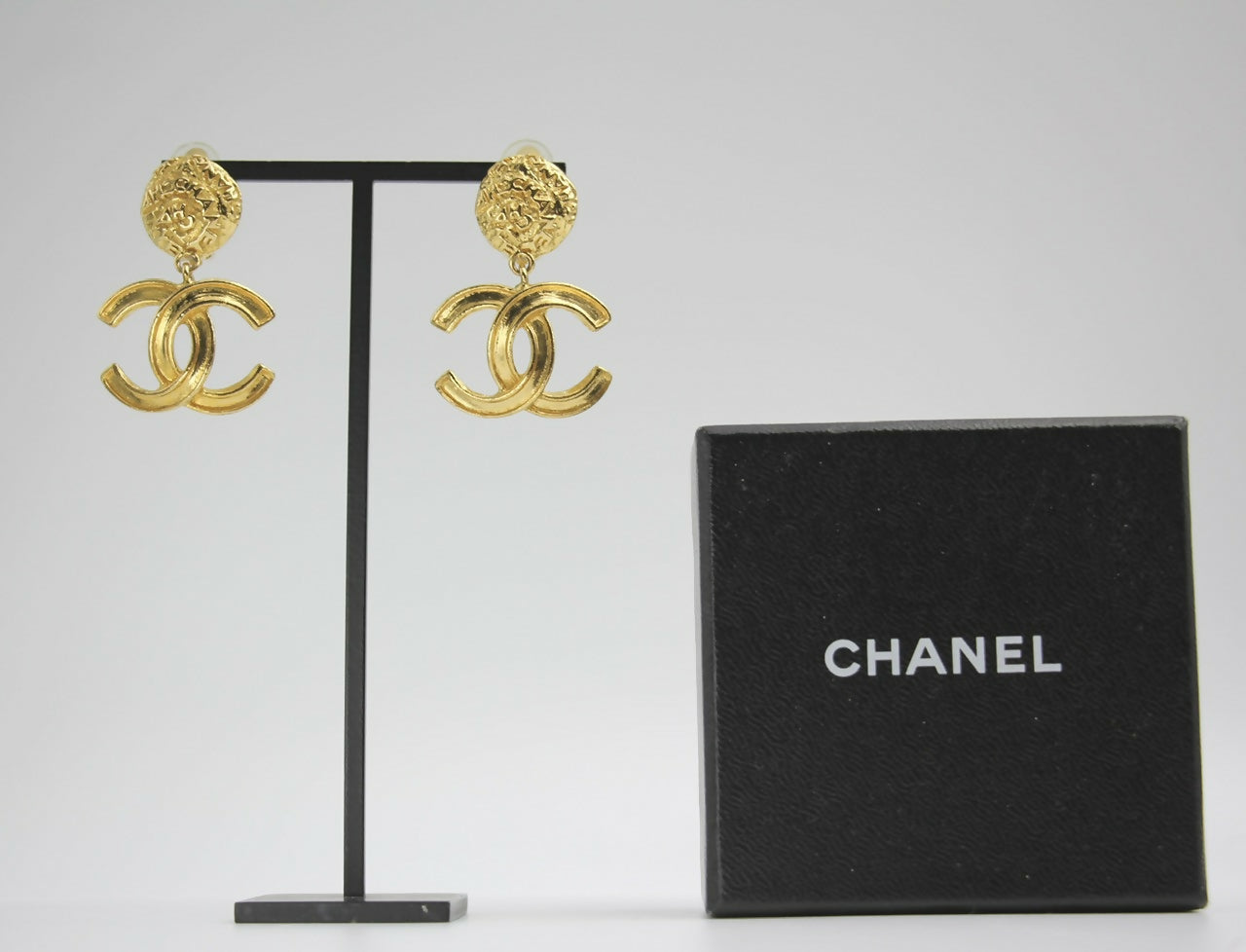 Chanel Vintage 95A Gold-plated Carved Dangle Clip-on Earrings