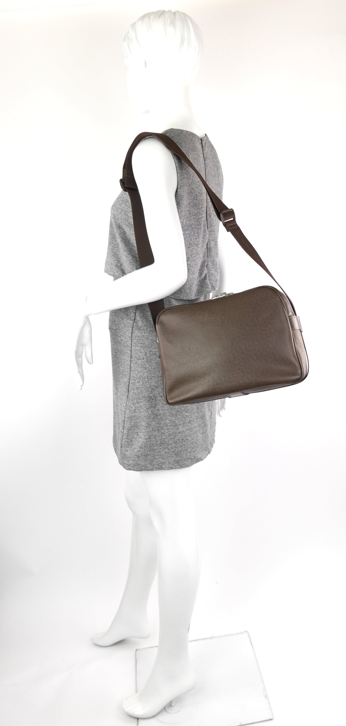 Louis Vuitto Reporter PM Taiga Leather Bag