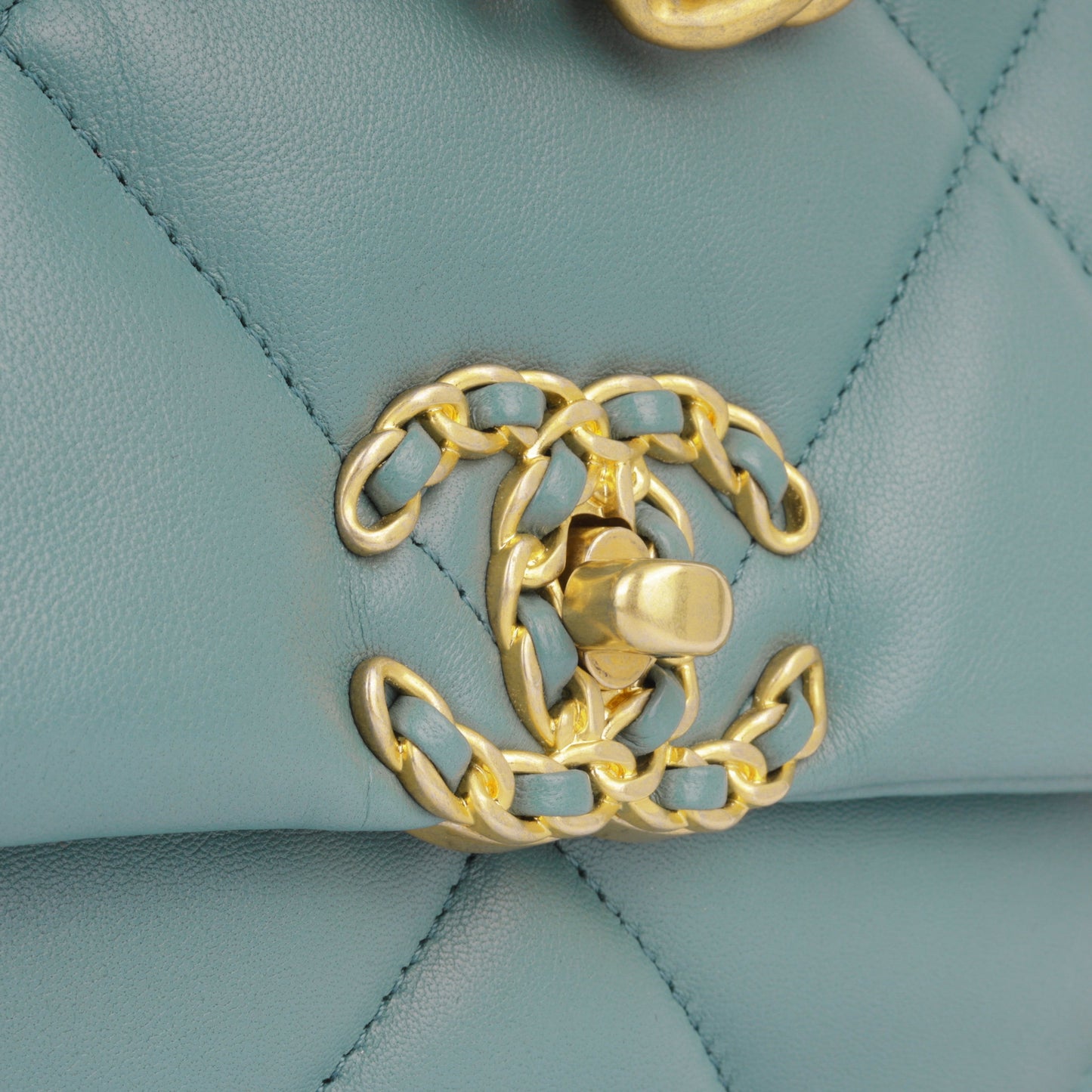 Chanel Chanel 19 - Small