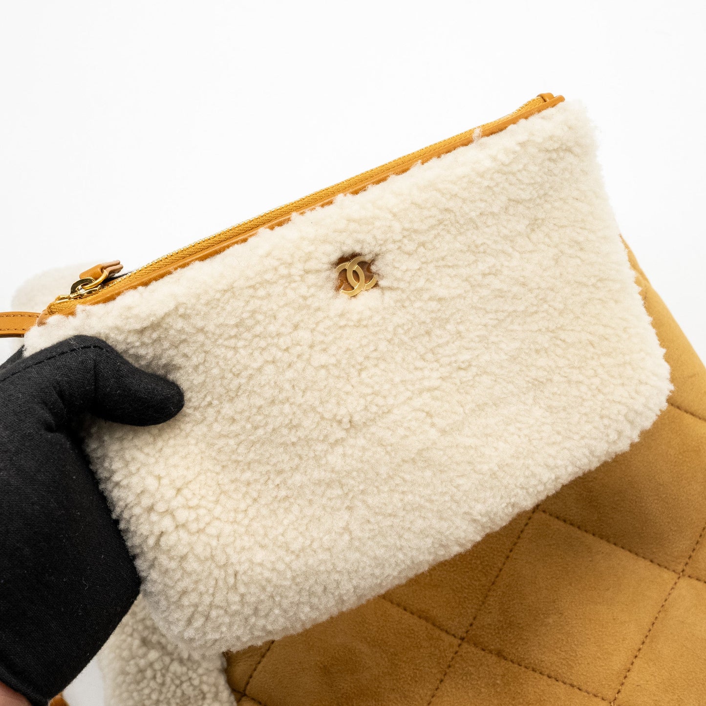 Chanel Medium 22 bag Quilted Shearling Suede Camel (microchip)