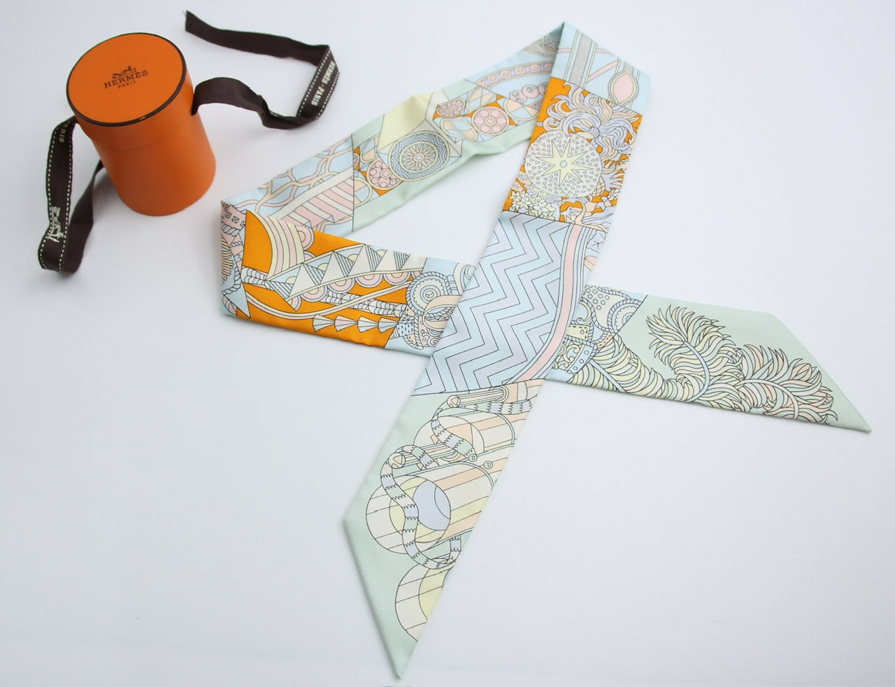 Hermes De l'Ombrelle aux Silk Twilly Pale Pink Sky Orange
