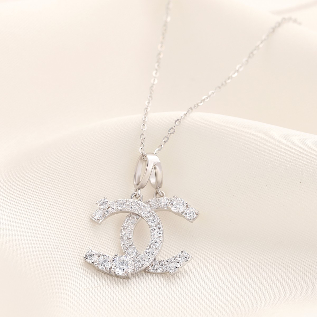 Double C necklace with diamond
