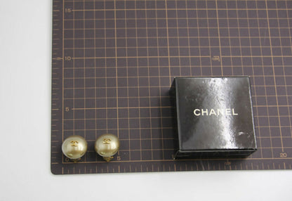 Chanel Vintage 1989 Imitation Pearl Gray Gold Brown Mixed Colour Round Clip-on Earrings