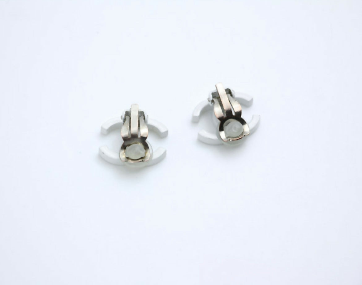 Chanel Vintage 04C Resin All-White Simple Style Clip-on Earrings