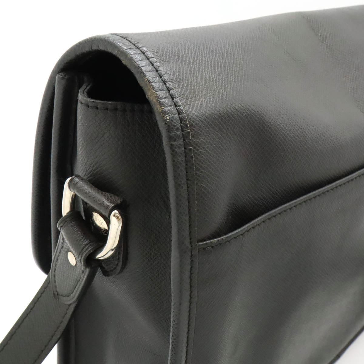 Louis Vuitton Taiga Alexei Shoulder Bag M32472