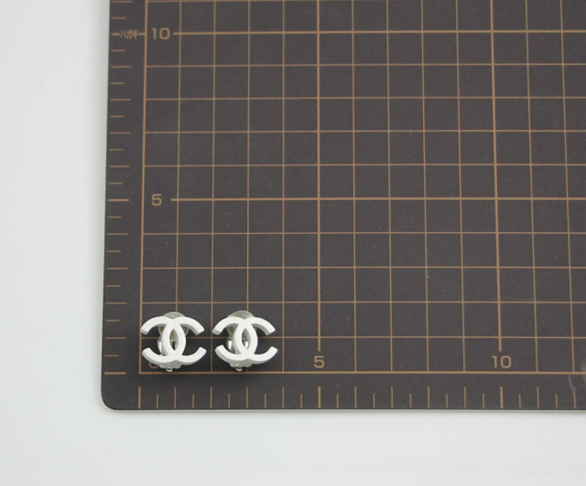 Chanel Vintage 04C Resin All-White Simple Style Clip-on Earrings