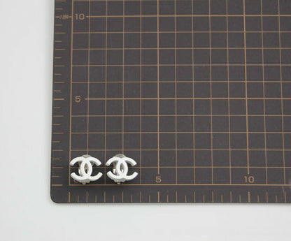 Chanel Vintage 04C Resin All-White Simple Style Clip-on Earrings