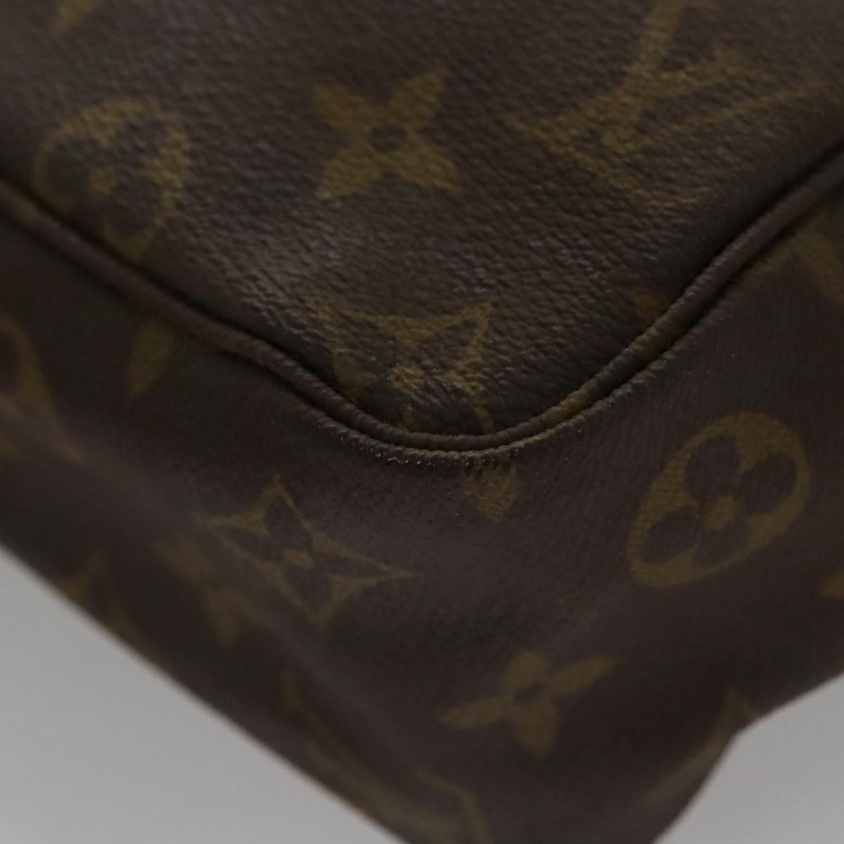 Louis Vuitton Trousse Toilette 28