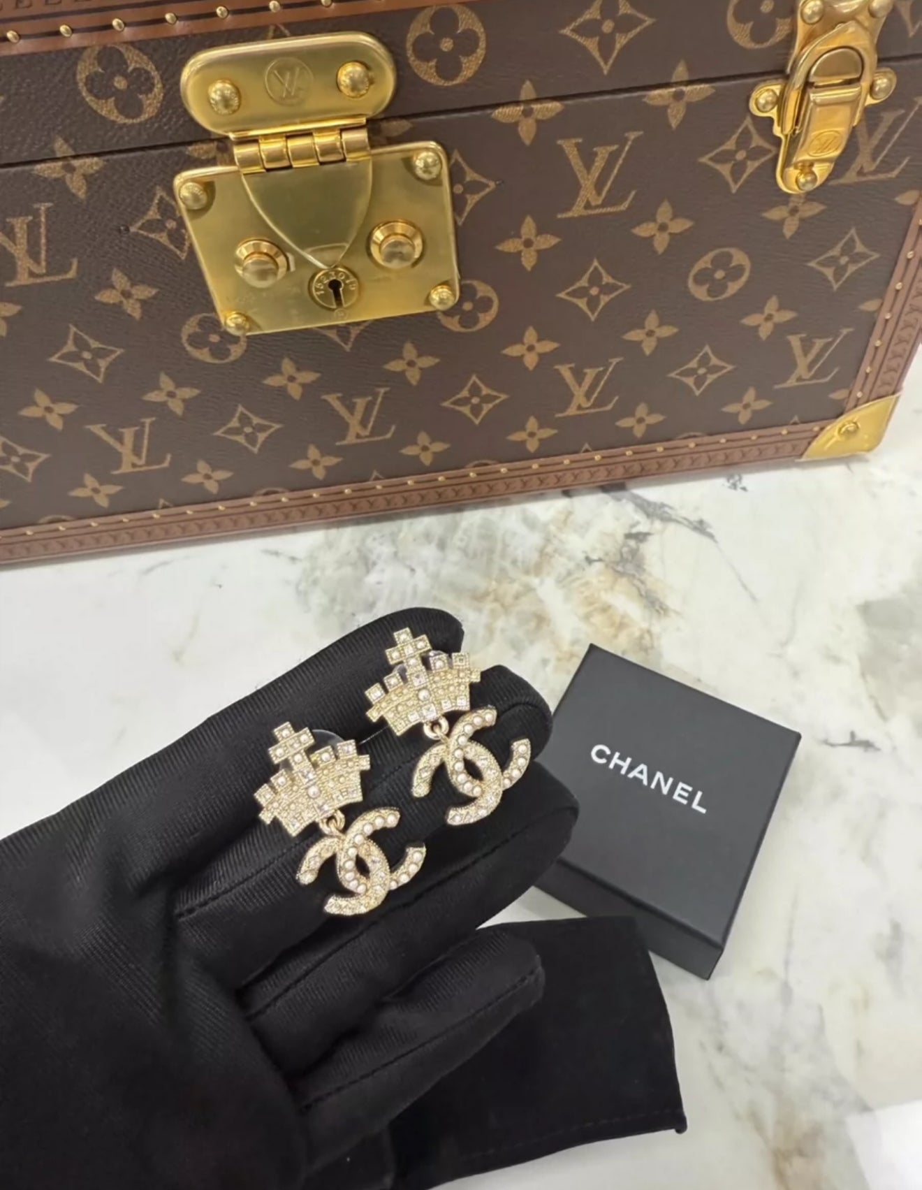 Chanel 21A crown CC earrings