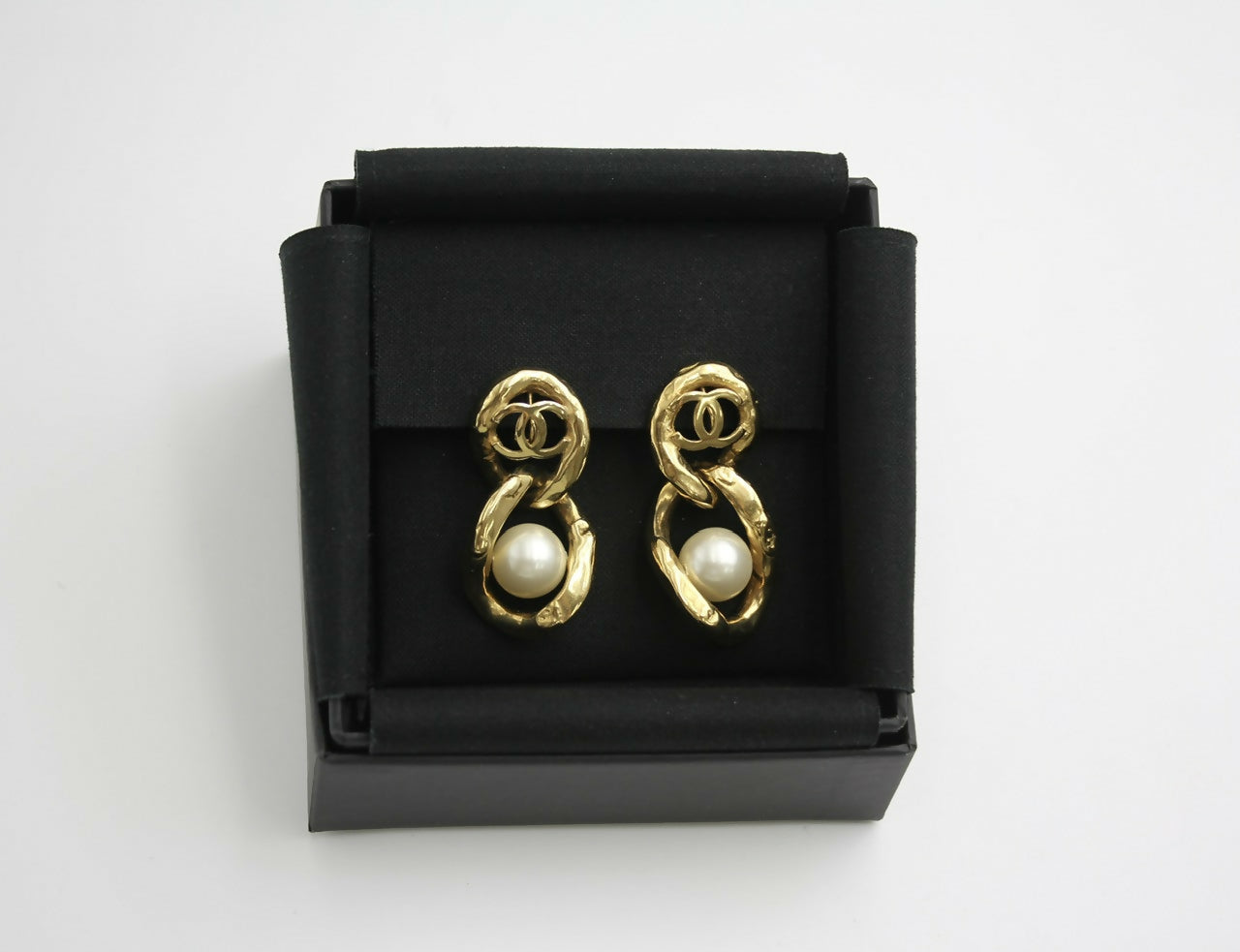 Chanel L20C Imitation Pearl Figure Eight Two-Buckle Lock Earrings