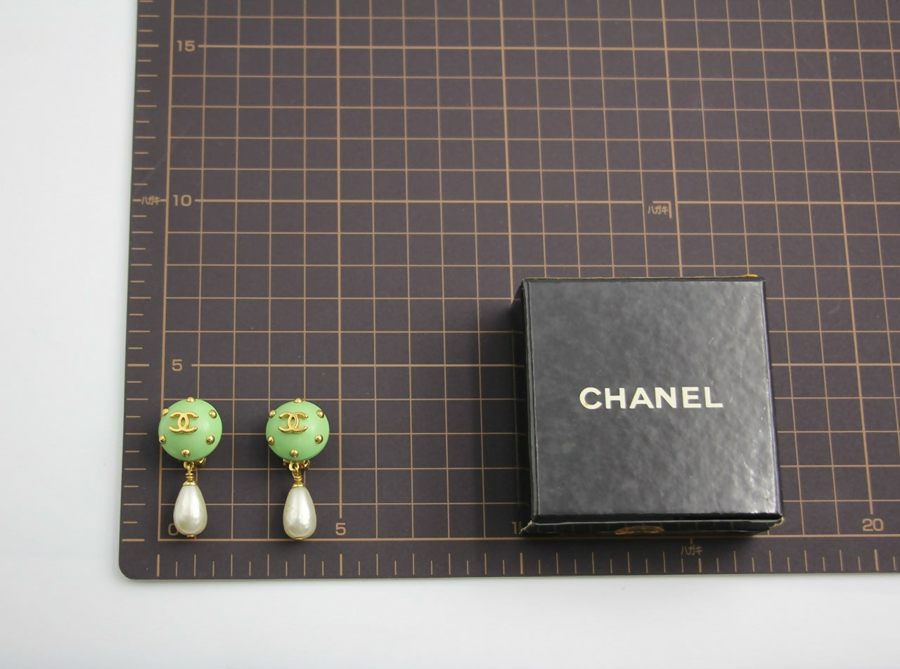 Chanel Vintage 96C Resin Green Dot Imitation Pearl Dangle Clip-on Earrings