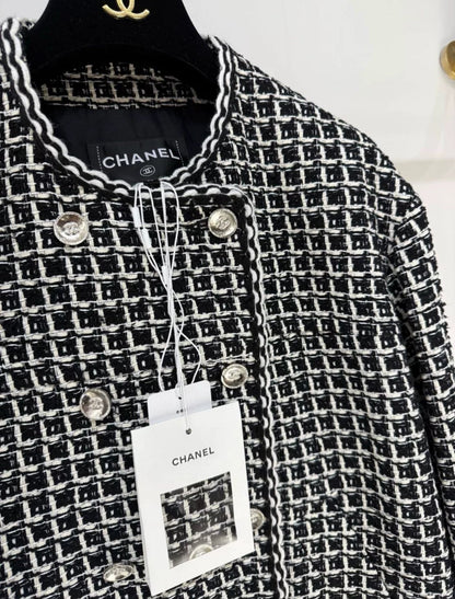 Chanel 25C black & white tweed round coat