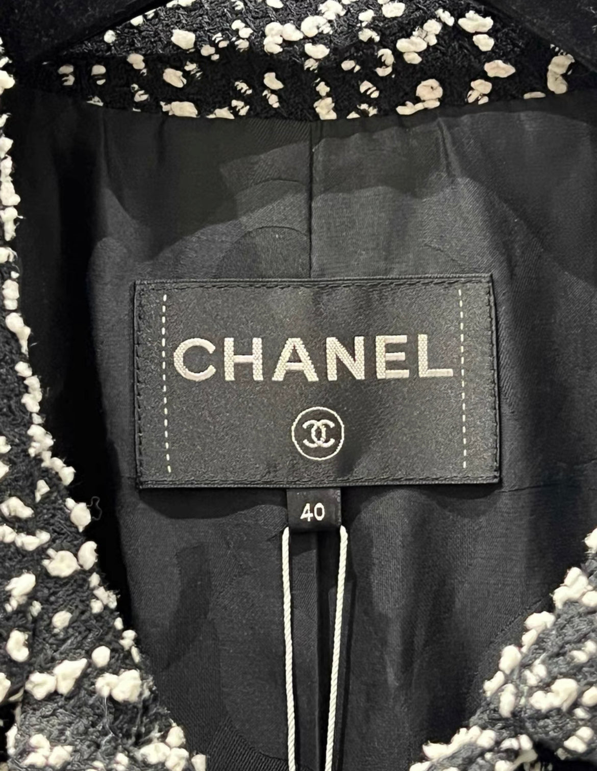 Chanel 19C Black/White Wool Tweed Jacket with wide white belt size 40