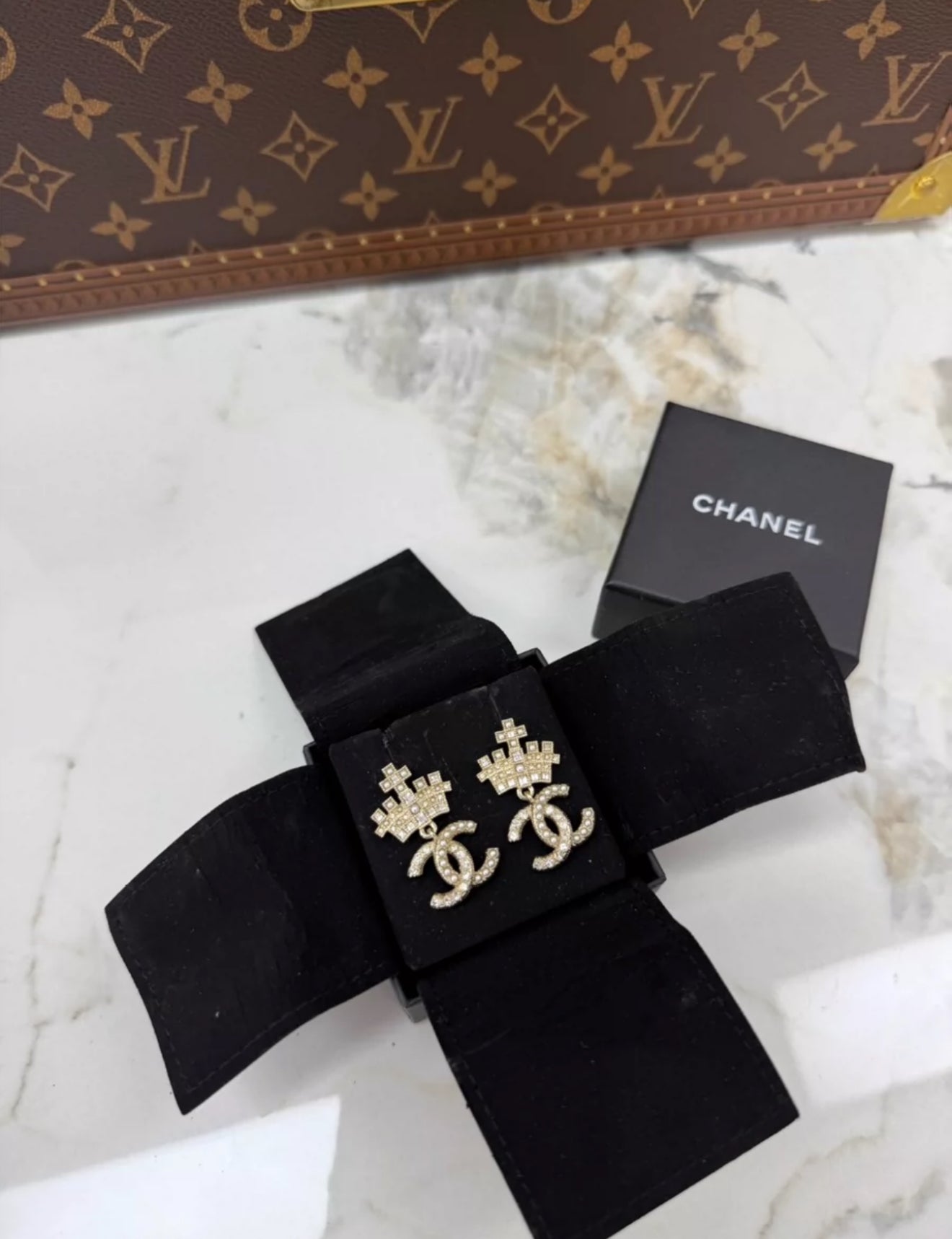 Chanel 21A crown CC earrings