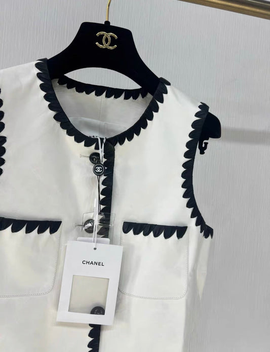 Chanel 21C four-pocket black and white woven leather vest size 34