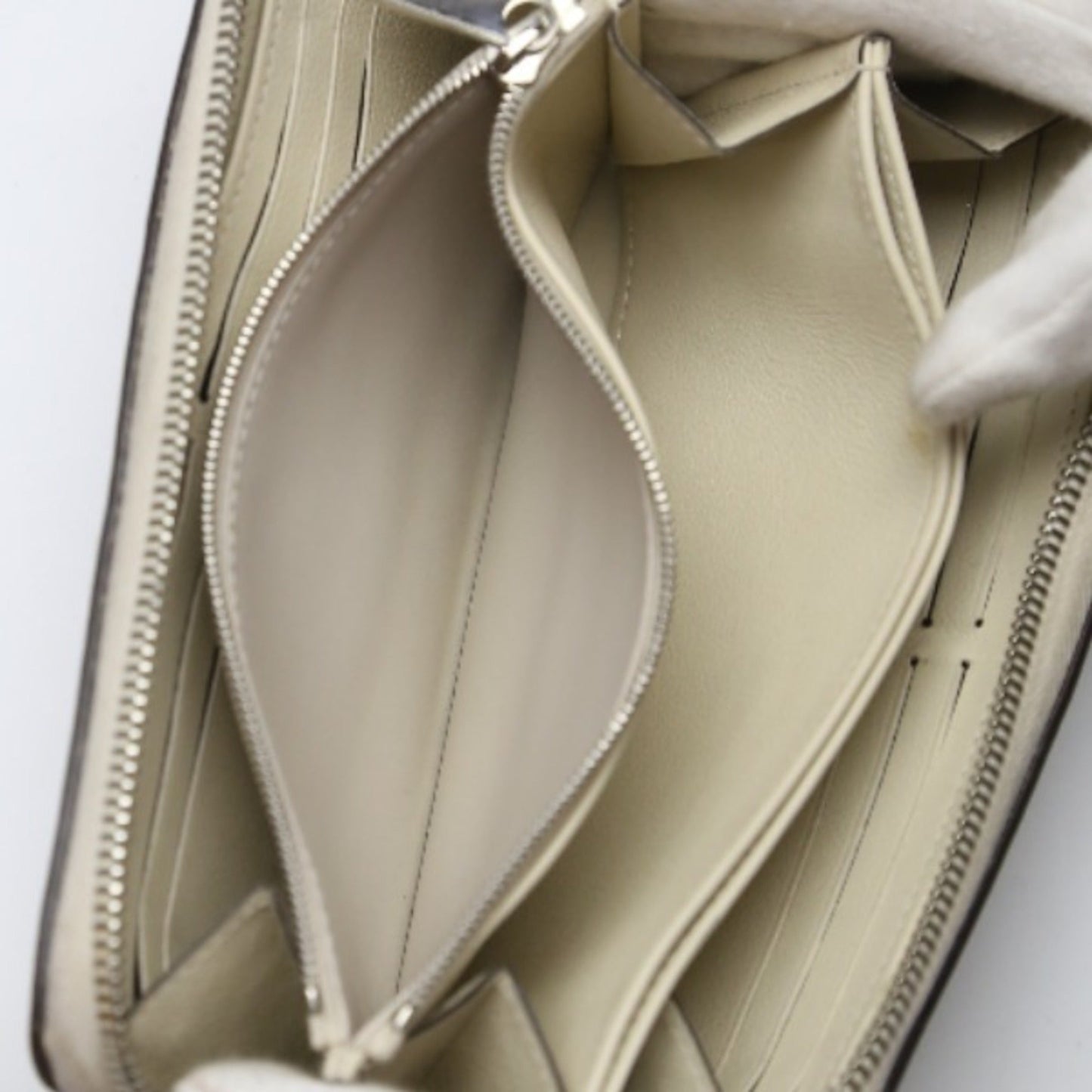 Louis Vuitton Zippy wallet