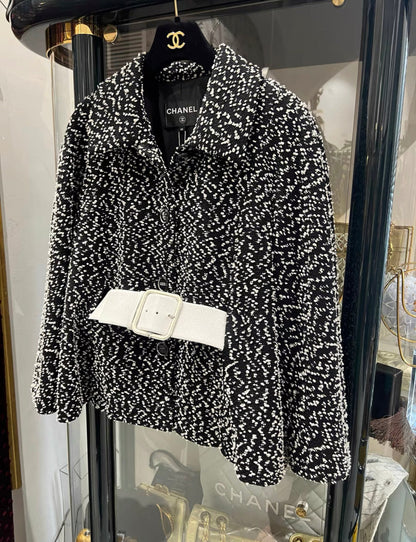 Chanel 19C Black/White Wool Tweed Jacket with wide white belt size 40