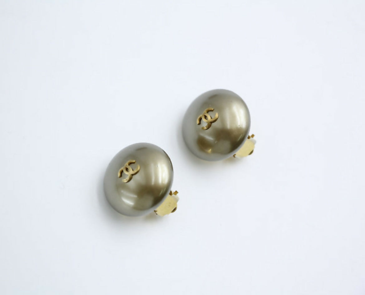 Chanel Vintage 1989 Imitation Pearl Gray Gold Brown Mixed Colour Round Clip-on Earrings