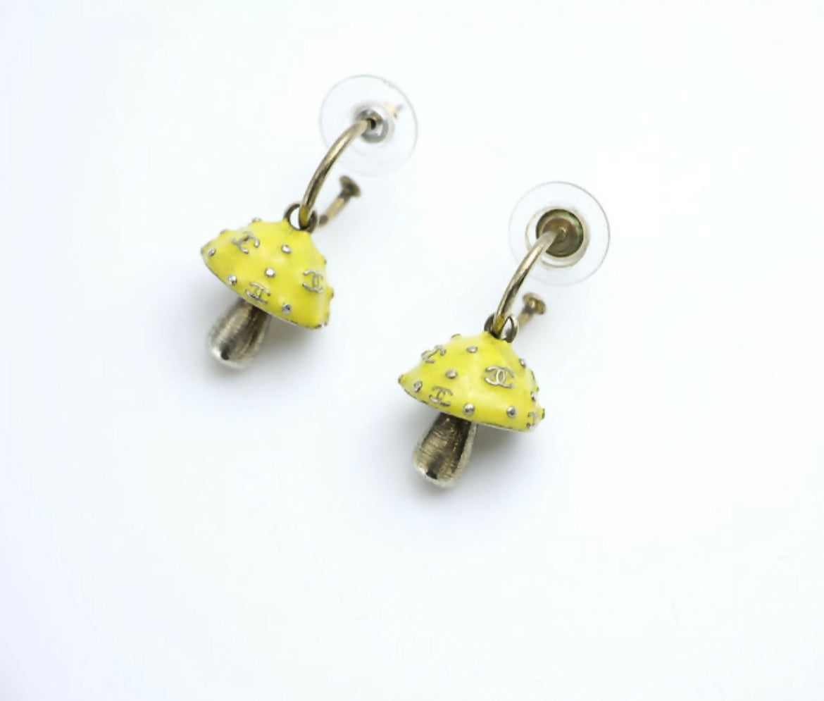 Chanel Vintage 03S Metal Yellow Mushroom Grain Hoop Stud Earrings