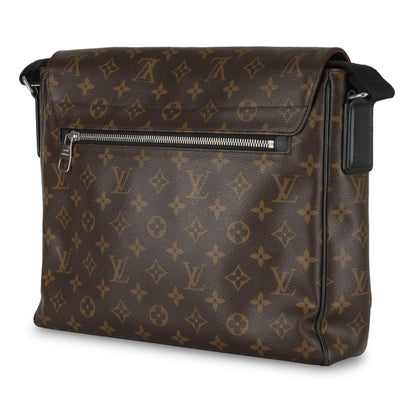 Louis Vuitton District MM - Monogram Canvas