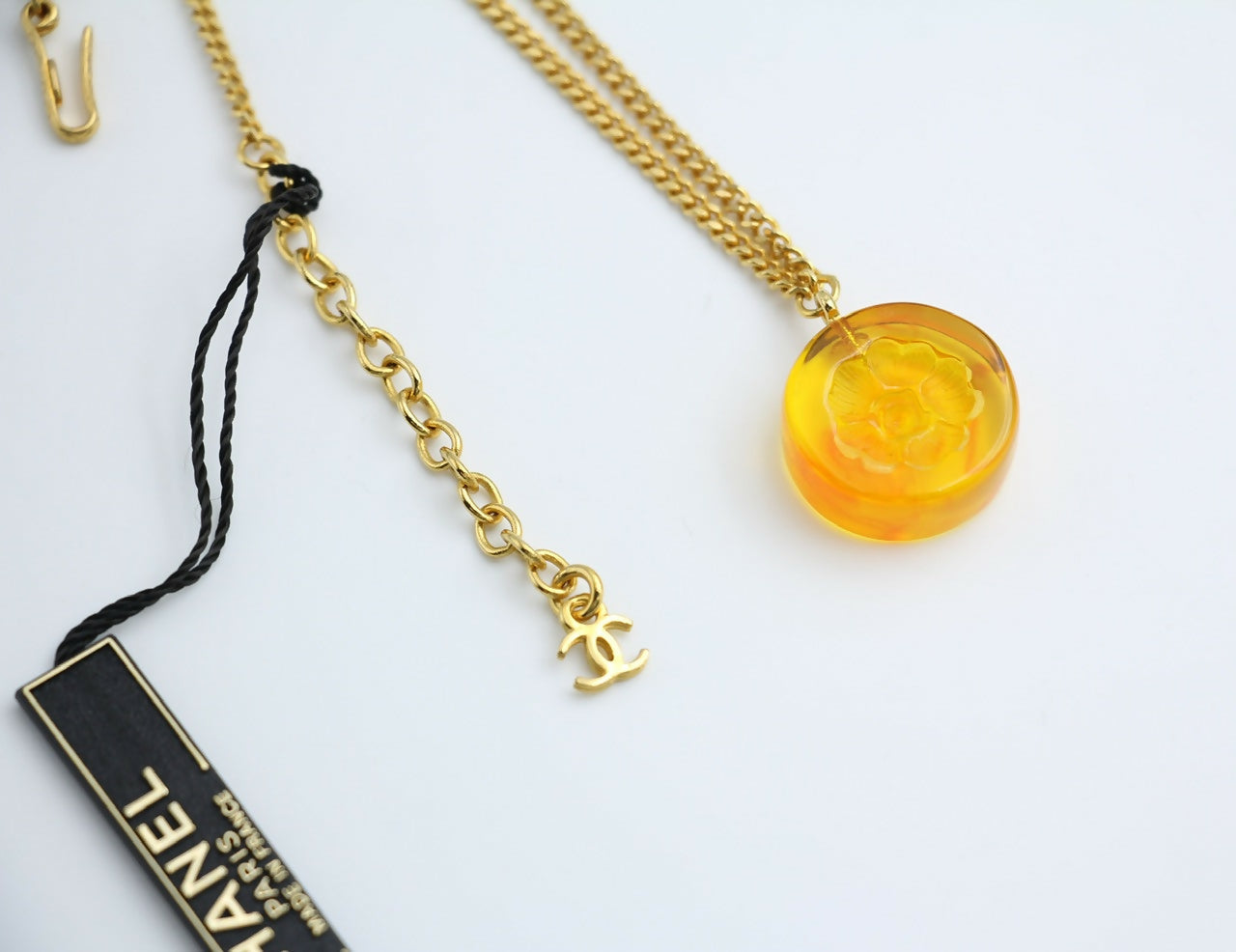 Chanel Vintage 98A Acrylic Light Yellow Brown Camellia Necklace