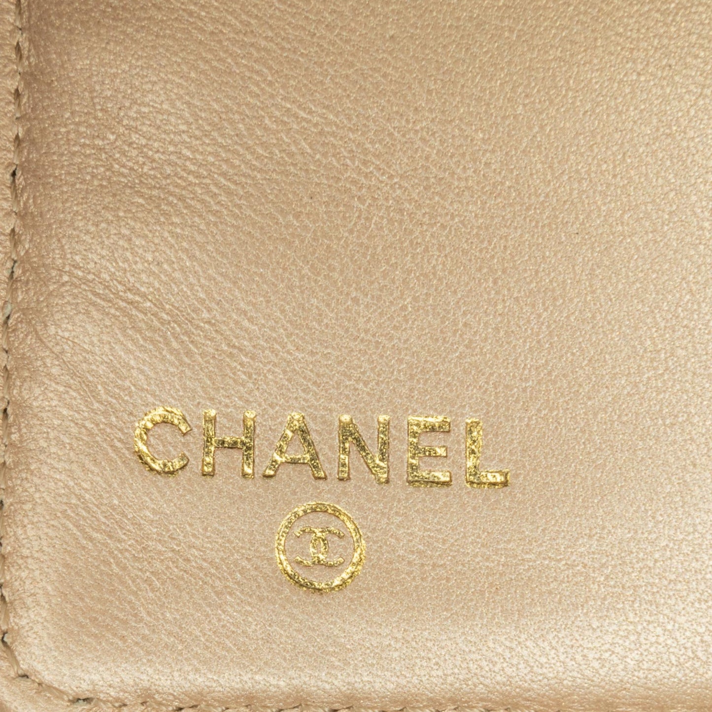 Chanel Camellia Embossed Lambskin Bifold Wallet (SHG-DrLXTc)