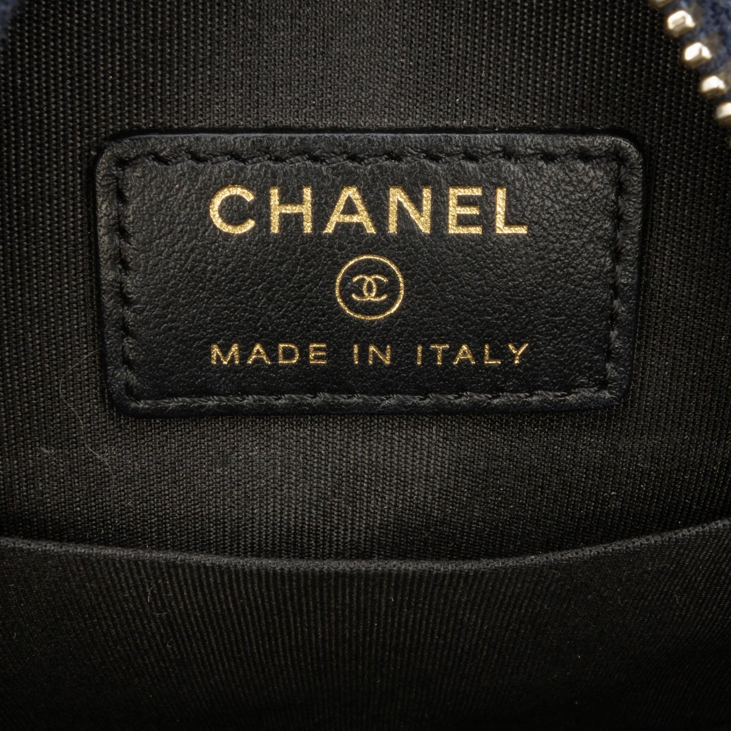 Chanel Caviar CC Filigree Round Crossbody Bag (SHG-f1Lbtg)