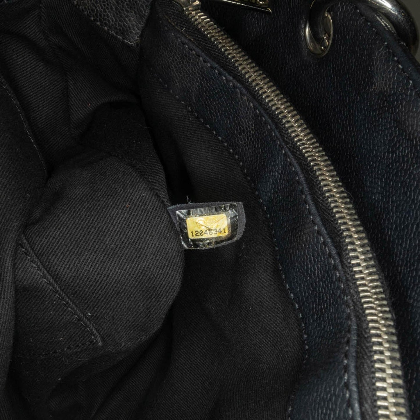 Chanel Caviar Grand Shopping Tote (SHG-UvGGph)