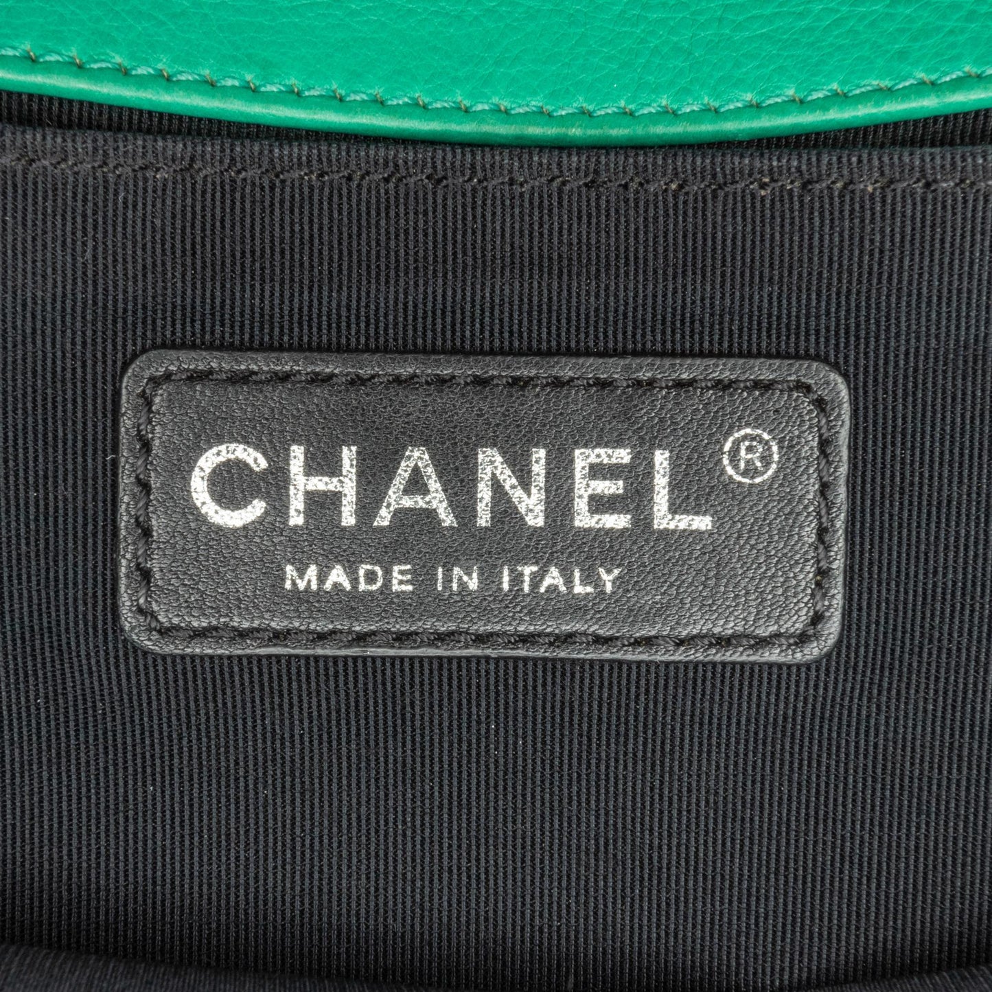 Chanel Medium Calfskin Boy Flap (SHG-tWiEec)