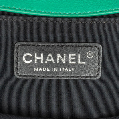Chanel Medium Calfskin Boy Flap (SHG-tWiEec)