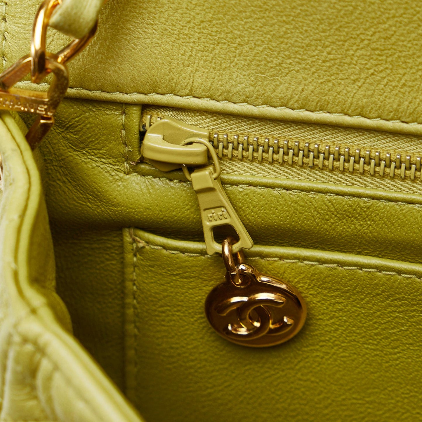 Chanel Medium Classic Lambskin Single Flap (SHG-oaTwdF)
